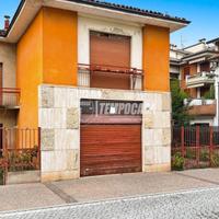 Soluzione indipendente con negozio in centro a Pau