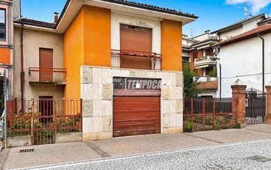 Soluzione indipendente con negozio in centro a Pau