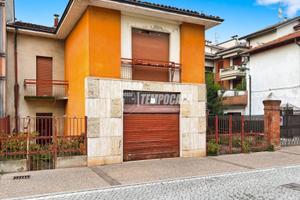 Soluzione indipendente con negozio in centro a Pau