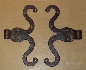 Coppia di Antiche cerniere in Ferro battuto
