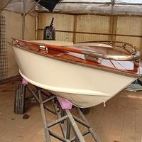 Barca a motore in legno