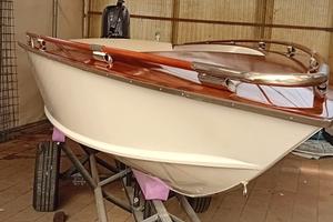 Barca a motore in legno