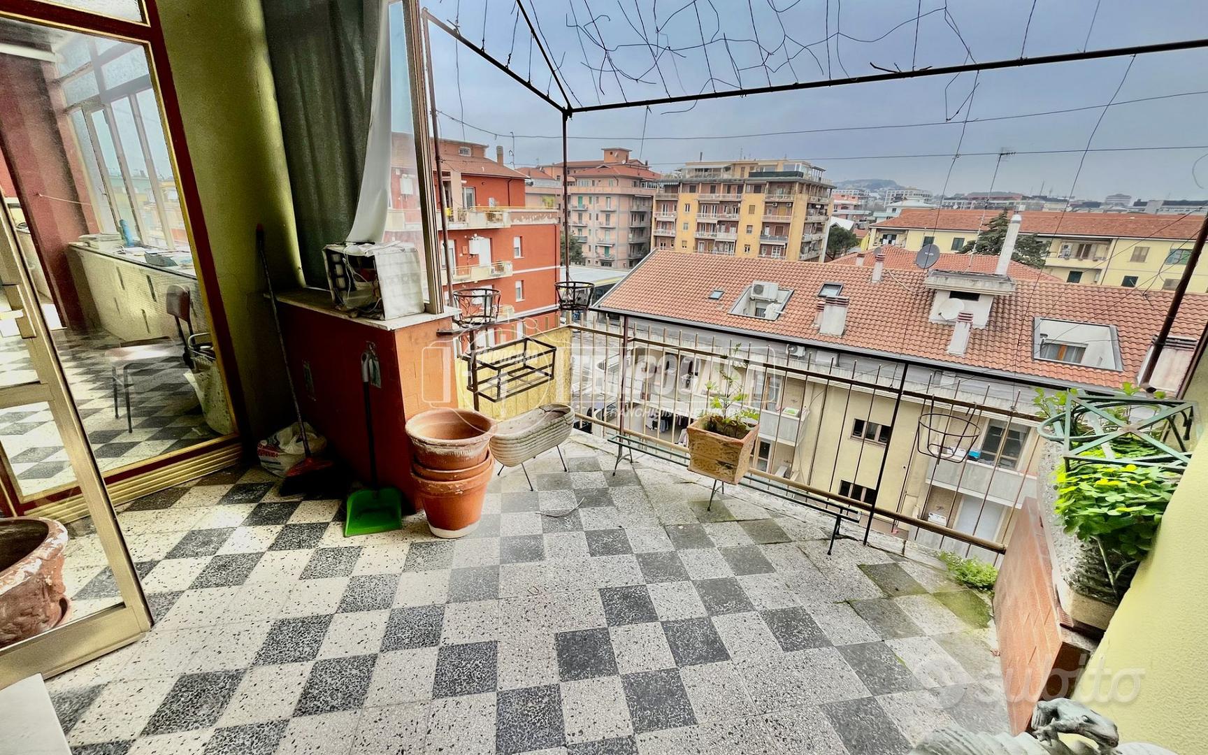 Attico quadrilocale con veranda in zona ospedale