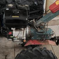 Motozappa a benzina con carrelli. 