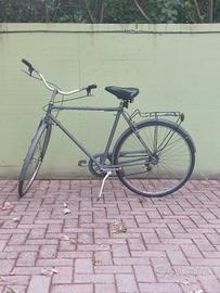 biciclettadi colore grigio