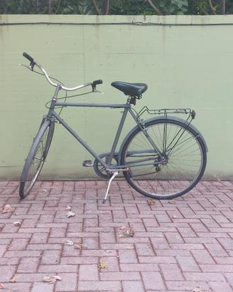 biciclettadi colore grigio
