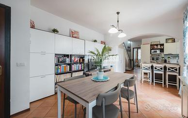 Duplex con Mansarda Abitabile in Elegante Contes