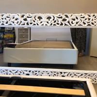 Specchio con cornice in mango scolpito