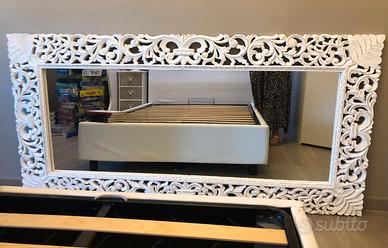 Specchio con cornice in mango scolpito