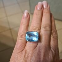 anello oro bianco con topazio