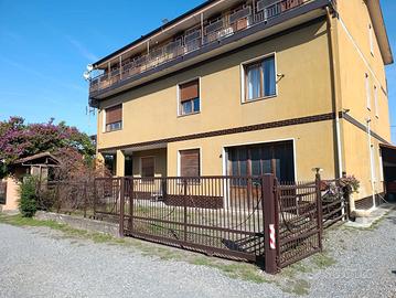 Appartamento in villa piano terra con giardino