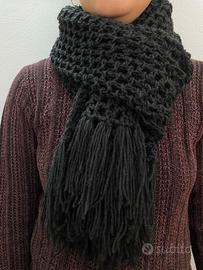 Sciarpa / coprispalle fatta a mano di lana Nero