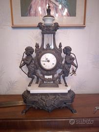 orologio e candelabri in stile Impero