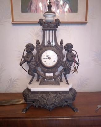 orologio e candelabri in stile Impero