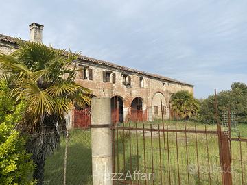 PARTICOLARE RUSTICO DA RISTRUTTURARE