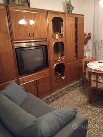 mobile, tavolo e divano