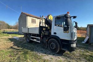 Iveco eurocargo 180 con gru