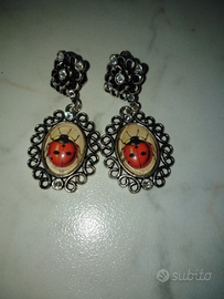 Orecchini con cameo e coccinella