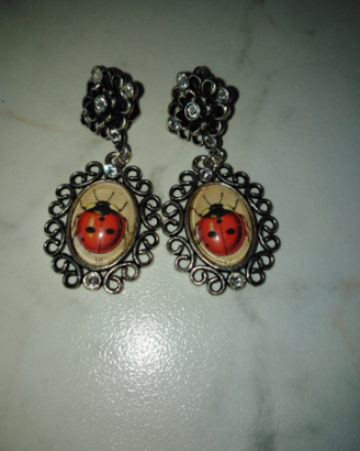 Orecchini con cameo e coccinella