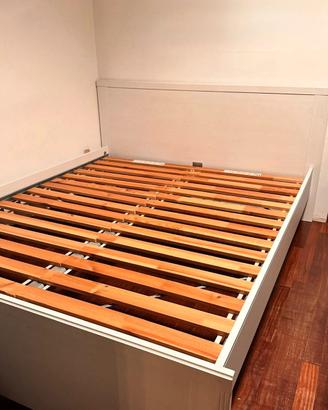 Letto matrimoniale bianco