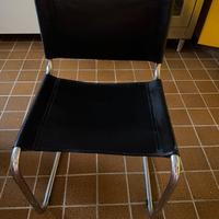 Sedia design in metallo e seduta in pelle nera