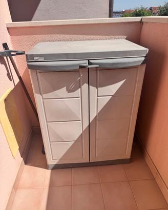 Mobiletto basso in pastica  per esterno/ balcone