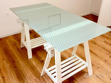 Scrivania in vetro IKEA Glasholm con cavalletti