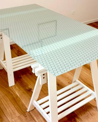 Scrivania in vetro IKEA Glasholm con cavalletti