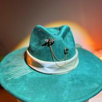 Cappello verde smeraldo decorato e cucito a mano