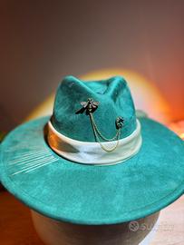 Cappello verde smeraldo decorato e cucito a mano