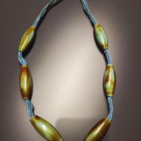 Collana artigianale con perle e fili intrecciati