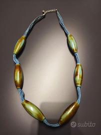 Collana artigianale con perle e fili intrecciati