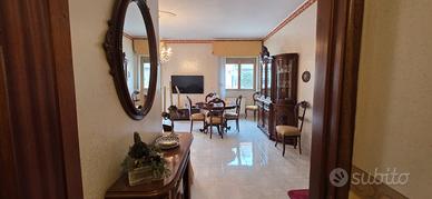 Riposto(V.le Amendola) spazioso, bel 4 vani+garage