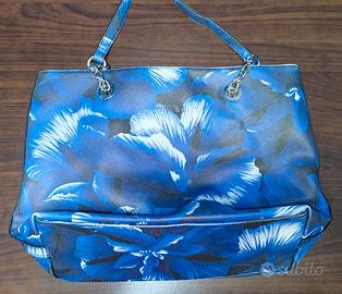 Borsa Guess con stampa floreale blu