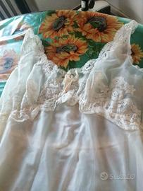 Completo di camicia da notte bianca e vestaglia vi