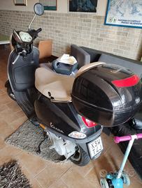 vespa piaggio nera con bauletto
