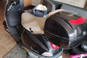 vespa piaggio nera con bauletto