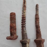 Tre chiodi da ferrovia grandi da collezione