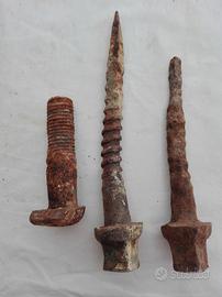 Tre chiodi da ferrovia grandi da collezione