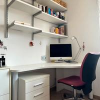 Scrivania, mensole e sedia