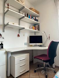 Scrivania, mensole e sedia