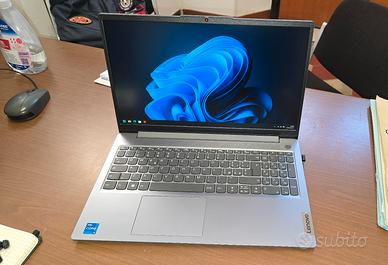 Notebook Lenovo IdeaPad Slim 3 modello 15IAH8