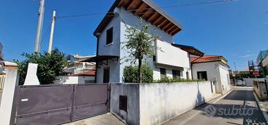 VILLETTA BIFAMILIARE ZONA MARE