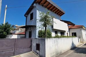 VILLETTA BIFAMILIARE ZONA MARE