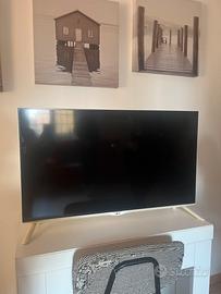 televisore LG bianco