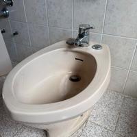 Sanitari e lavandino con rubinetteria
