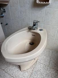 Sanitari e lavandino con rubinetteria