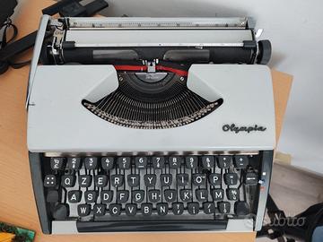 Macchina da scrivere Olivetti OLYMPIA DELUXE
