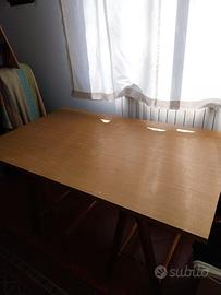 Scrivania con cavalletti