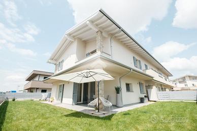 VILLA A SCHIERA A GRASSOBBIO